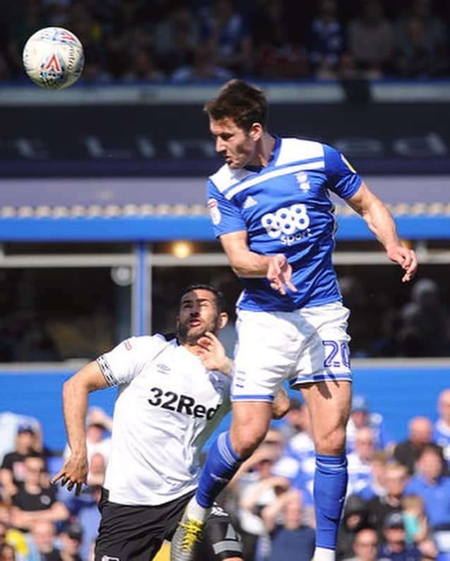 ゲイリー・ガードナーさんのインスタグラム写真 - (ゲイリー・ガードナーInstagram)「Proud Dad yesterday!! 😊🔵⚪️ Another point to where we need to be let’s go Monday! ⚽️😀 #KRO @bcfc」4月20日 23時11分 - 22gards