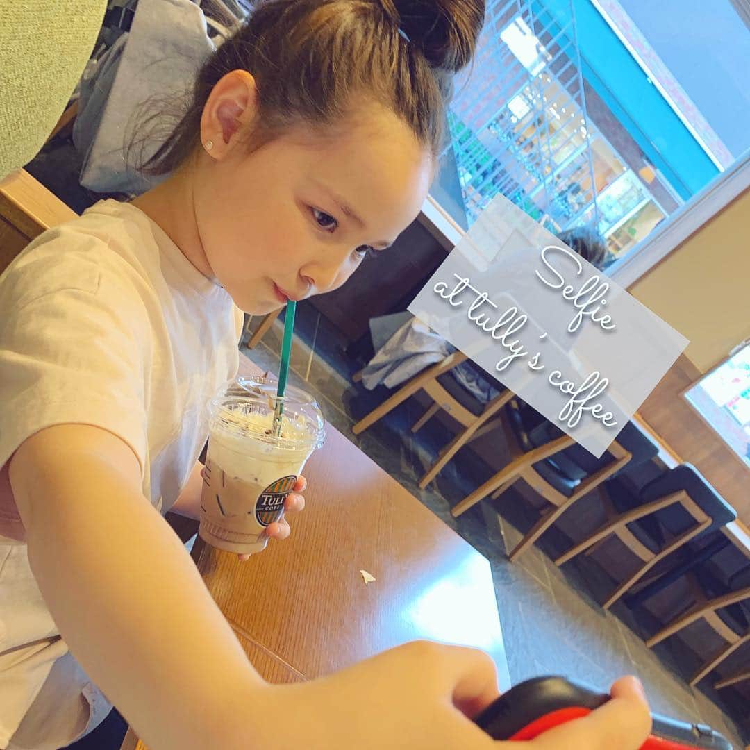 バイリンガル3兄妹のインスタグラム：「タリーズでセルフィー中…を激写😂 ・ ・ ・ #女子やなぁ #えまち #7歳 #2年生 #バイリンガル3兄妹  #タリーズ」
