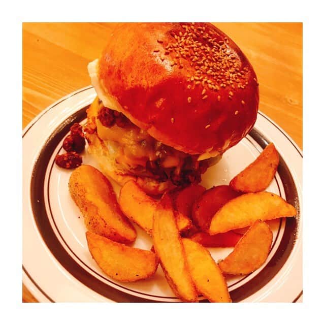 川口智美のインスタグラム：「ロケ終わりに、#グルメ な ディレクターさんが連れて行ってくれた #motherroad 🍔  ディレクターさん一押しの #チリチーズバーガー と #苺 の #パンケーキ が絶品でした🧀  また行きたい🍟  #hamburger #burger #potato #pancake #strawberry #utsunomiya #cafe #宇都宮カフェ #ハンバーガー #ポテト #チェリーソーダ #とちテレ #とちぎテレビ #栃木グルメ #マザーロード #美味しいものが好き #とちぎ未来大使 になりたい」