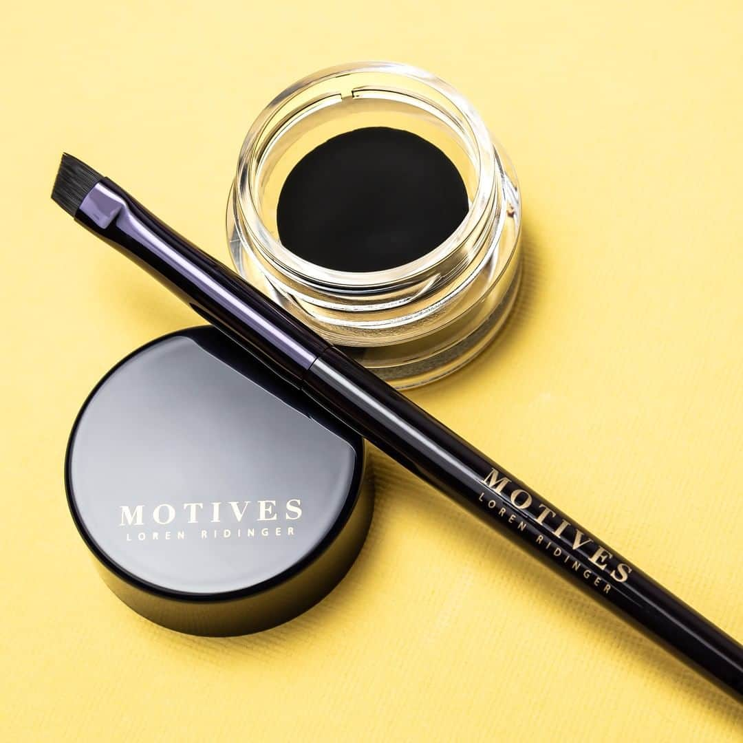 Motives Cosmeticsさんのインスタグラム写真 - (Motives CosmeticsInstagram)「Don't choose between pigment🖤 and performance...Get the best of both worlds with our Little Black Dress Gel Eyeliner. . . . . #motives #motivescosmetics #makeup #mua #makeuplove #makeupartist #naturalmakeup #beauty #worldmakeupartist #makeupadict #makeupobsessed #eyeliner #geleyeliner #blackeyeliner #drawoutsidethelines」4月20日 23時20分 - motivescosmetics