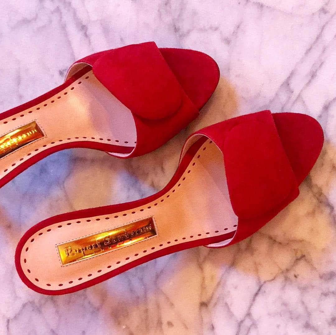 ルパートサンダーソンのインスタグラム：「Here comes the sun | Enter Gwyneth, our mid-heel, open toe mule | #SpringIsHere #Mules #MidHeels #ShoeLove #BankHoliday」