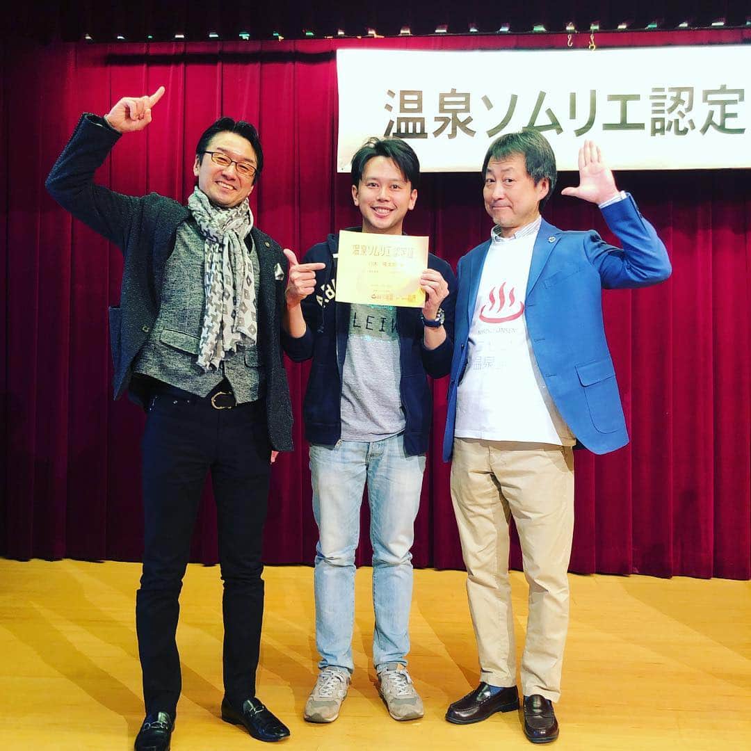 のインスタグラム：「‪定山渓温泉で『温泉ソムリエ』の資格を取得♨️ ‬ ‪温泉分析書の見かた、入浴法など、‬ ‪正しい知識が得られました😄‬ ‪旅、マラソン、スノボーと前後に必ず寄っていた温泉の知識が得られ賢くなった気分✌️笑‬ ‪ここからがスタート！‬ ‪北海道の温泉を深く知っていきます♩‬ ‪家元・師範ありがとうございます。 説明の仕方も‬わかりやすく、勉強になりました。  #温泉ソムリエ #定山渓 #温泉」