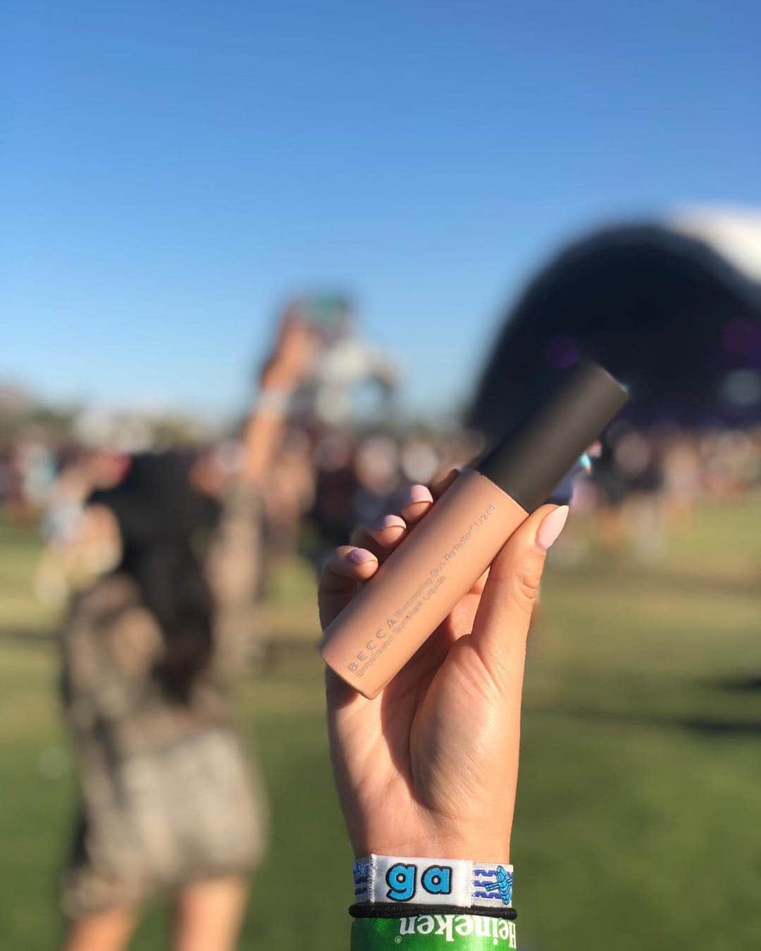 BECCAさんのインスタグラム写真 - (BECCAInstagram)「Who's ready for weekend 2? Don't forget to pack our Liquid Highlighter this #FestivalSeason, available in 7 shades for your GLOW-stopping look 😍 Tap to shop! #BECCAGlow #FestivalEssentials」4月20日 23時44分 - beccacosmetics