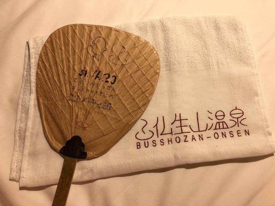 土井コマキのインスタグラム：「おさらいこまきっぷ。 仏生山温泉は、ほんと気持ちいい。源泉掛け流しの露天風呂が心地よいので、熱いのと冷たいのを交互にダラダラ入浴。パインとキウイの果肉感じるシロップのカキ氷が美味しいのでマストで。有名なポスターもみてください。 ことでんの電車代と入浴料がセットで1000円タオル付きがお得🐬このうちわがチケットです。 #こまきっぷ #高松 #仏生山温泉」