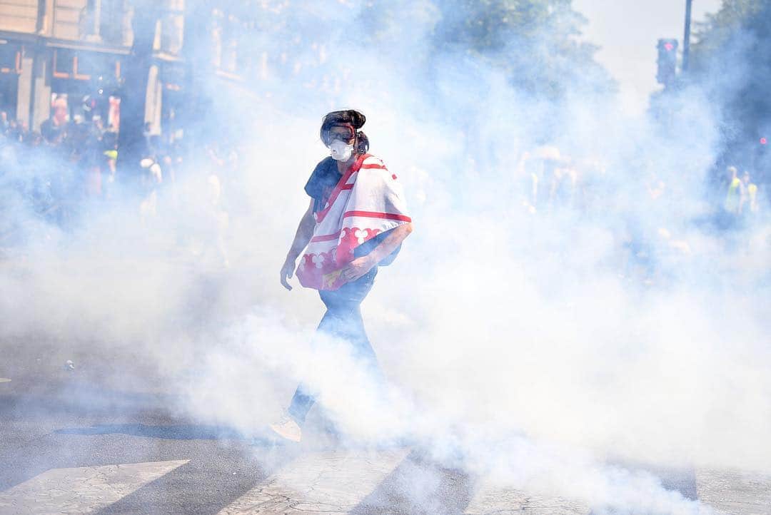NBC Newsさんのインスタグラム写真 - (NBC NewsInstagram)「A #yellowvest demonstrator walks through smoke in the Bercy neighborhood as they protest for a 23rd week on Saturday in #Paris. . Over one billion euros have been raised by French businesses and ordinary worshippers toward the cost of renovating Notre Dame Cathedral, devastated by fire on Monday night. . Trade Unions and key Gilets Jaunes spokespeople say the amount donated by big French businesses highlights the complacency of those in power towards low-income workers in poverty. The Gilets Jaunes will be banned from approaching Notre Dame. . 📷 @mitchelljeff / @gettyimages 📷 @anne.christine.poujoulat / @afpphoto」4月20日 23時53分 - nbcnews