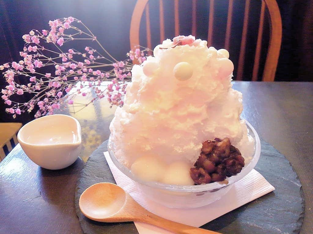 おいもカフェ金糸雀のインスタグラム：「. 優しい香りの桜クリームをフワフワの氷に乗せ、桜の塩漬けや小豆、白玉、紅白の可愛いおいりをトッピングした『桜かき氷』。 期間限定の為、残りわずかの販売です。 . #おいもカフェ金糸雀 #カフェ #鎌倉 #かき氷 #スイーツ #桜かき氷 #おいもカフェ #桜 #さくら #鎌倉カフェ #カワイイ #ピンク #鎌倉スイーツ #おいり . 《おいもカフェ金糸雀》 営業時間：10:00-18:00(L.O.17:30) 定休日：水曜日 248-0006 神奈川県鎌倉市小町2-10-10 小町TIビル1F TEL：0467-22-4908」