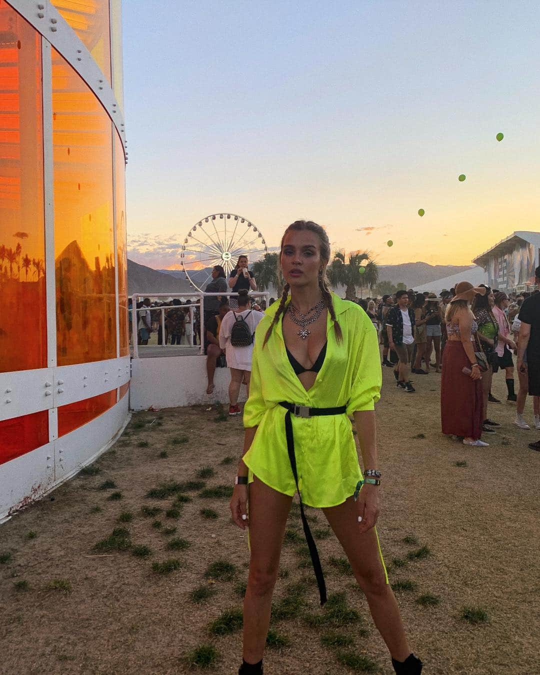 ジョセフィン・スクリヴァーさんのインスタグラム写真 - (ジョセフィン・スクリヴァーInstagram)「Day 1. ✨ (btw @blackpinkofficial was the most fun and amazing show ever!!!) #coachella」4月20日 23時51分 - josephineskriver