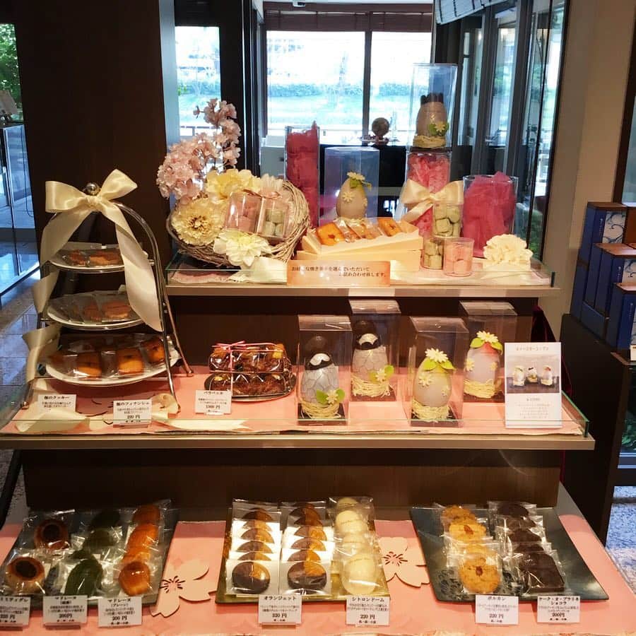 Salon de Royal Kyotoさんのインスタグラム写真 - (Salon de Royal KyotoInstagram)「. こんにちは サロンドロワイヤル京都でございます。 . . 本日はイースターでございます🥚🐇 ヨーロッパでは、うさぎがチョコレートでできた卵を庭に運んで来るという言い伝えがあるそうです🏠 うさぎと卵はイースターのシンボルとされており、 『命を生み出す卵は復活の象徴』 『多産のうさぎは繁栄の象徴』 と記されております。 . それでは、 当店のイースターエッグ🥚の中身の紹介を致します！🌼 . イースターエッグの中には、 •ストロベリーピーカンナッツ •ストロベリーチョコ •キャンディーコートピーカンナッツ •オーロラアーモンド が入っており、沢山の種類のお味が少しずつ楽しむことができます。 . . もちろん卵の部分も食べて頂けますので、満足感のある商品となっております🍫✨ . イースターエッグは本日までの販売となります。🥚 数に限りがございますので是非お買い求めくださいませ！ . #サロンドロワイヤル京都#サロンドロワイヤル #京都#京都スイーツ#ボンボンショコラ#京都カフェ#チョコレートショップ#ショコラトリー#パティスリー#cake#sweet#チョコレート#チョコ#ショコラ#chocolate#chocolatier#salonderoyal#kyoto#japan#イースター#イースターエッグ#復活祭#4月21日#ピーカンナッツ#いちご#strawberry#オーロラアーモンド#ストロベリーピーカンナッツ#ストロベリーチョコ#キャンディーコートピーカンナッツ」4月21日 10時48分 - salon_de_royal_kyoto
