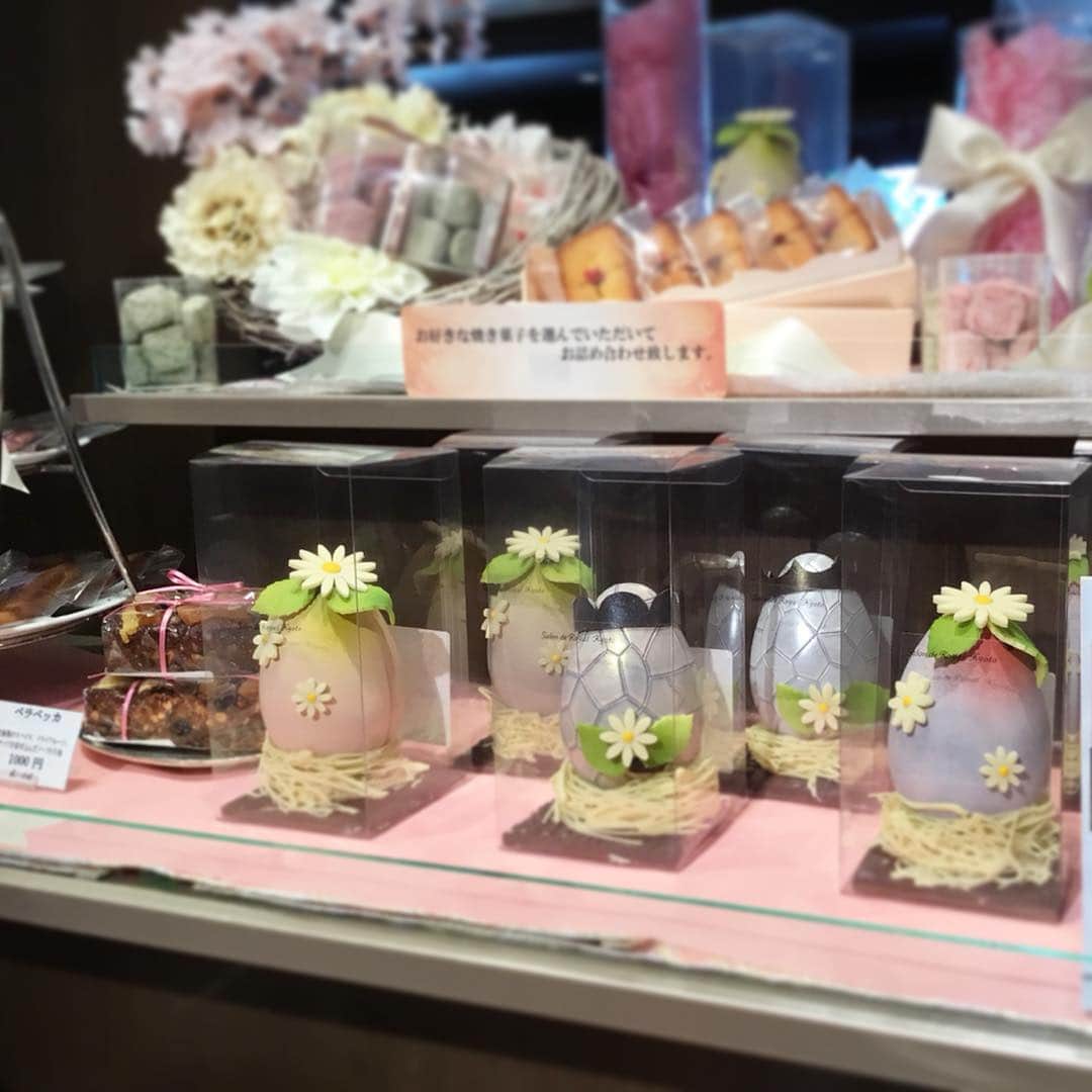 Salon de Royal Kyotoさんのインスタグラム写真 - (Salon de Royal KyotoInstagram)「. こんにちは サロンドロワイヤル京都でございます。 . . 本日はイースターでございます🥚🐇 ヨーロッパでは、うさぎがチョコレートでできた卵を庭に運んで来るという言い伝えがあるそうです🏠 うさぎと卵はイースターのシンボルとされており、 『命を生み出す卵は復活の象徴』 『多産のうさぎは繁栄の象徴』 と記されております。 . それでは、 当店のイースターエッグ🥚の中身の紹介を致します！🌼 . イースターエッグの中には、 •ストロベリーピーカンナッツ •ストロベリーチョコ •キャンディーコートピーカンナッツ •オーロラアーモンド が入っており、沢山の種類のお味が少しずつ楽しむことができます。 . . もちろん卵の部分も食べて頂けますので、満足感のある商品となっております🍫✨ . イースターエッグは本日までの販売となります。🥚 数に限りがございますので是非お買い求めくださいませ！ . #サロンドロワイヤル京都#サロンドロワイヤル #京都#京都スイーツ#ボンボンショコラ#京都カフェ#チョコレートショップ#ショコラトリー#パティスリー#cake#sweet#チョコレート#チョコ#ショコラ#chocolate#chocolatier#salonderoyal#kyoto#japan#イースター#イースターエッグ#復活祭#4月21日#ピーカンナッツ#いちご#strawberry#オーロラアーモンド#ストロベリーピーカンナッツ#ストロベリーチョコ#キャンディーコートピーカンナッツ」4月21日 10時48分 - salon_de_royal_kyoto