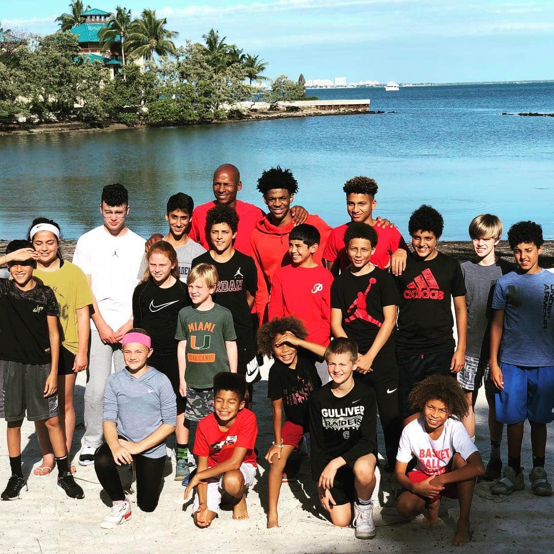 レイ・アレンのインスタグラム：「"How can we not talk about family when familys all that we got"! Big huge shout out to @igotgame12_ and the #Morantbrothers for bringing their talents to south beach and talking to our little guys about what it takes to succeed when no-one really believed in you but yourself and your family. Thank you for encouraging them to be strong, fierce and to fight for their dreams. Good luck in the #nbadraft and just know that you now have a lot of young kids in South Miami that really look up to you and hope to be like you some day. Thank you #Ja! #myboys」