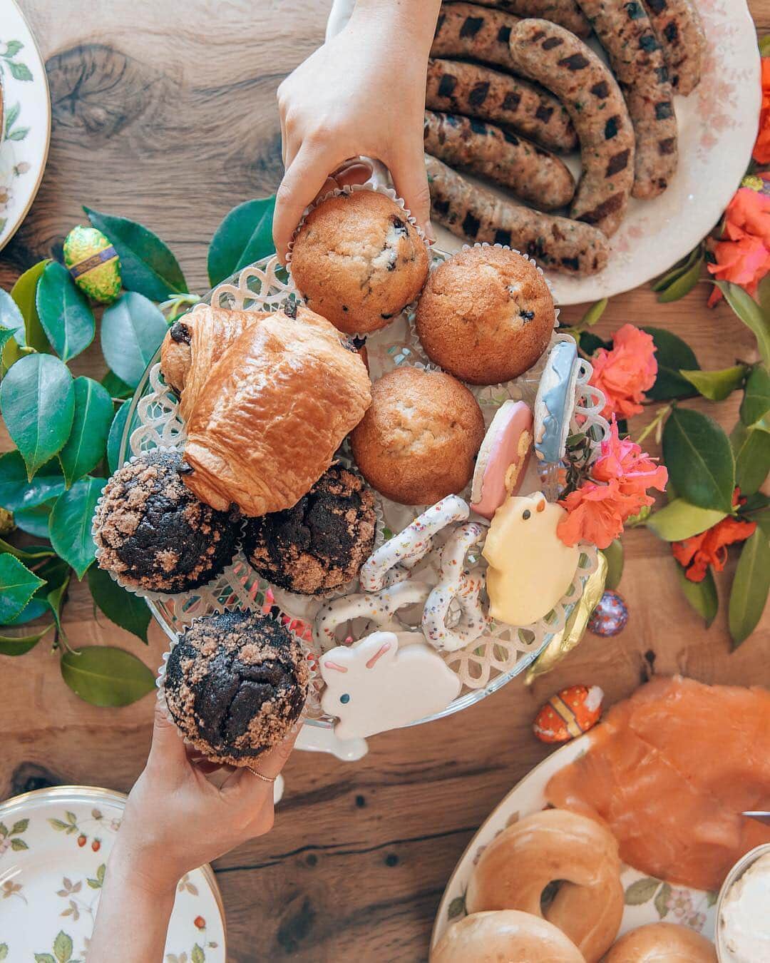 Whole Foods Marketさんのインスタグラム写真 - (Whole Foods MarketInstagram)「Dessert first is always a good idea, especially when you have an epic cookie tray like this one from @wtfab. Check out how she preps for #Easter brunch with help from Whole Foods, then click the #linkinbio for more inspo. #Sponsored #Cookies #MakesMeWhole . . . #sponsored We had friends and fam over for an Easter-themed brunch 🐰, and the set up couldn't have been easier thanks to @wholefoods, and being able to order everything and have it delivered right to my door via Prime Now. 🙌🏼 I plated pastries from their bakery along with lox and bagels, popped a couple of their pre-made quiches in the oven, and threw some chicken sausages on the grill. 🔥 I added some greenery and flowers from the garden and sprinkled in chocolate eggs and bunnies to complete this springy tablescape. 🌸🌿 Click the link in bio for more Easter brunch inspo and to place your #WholeFoodsMarket grocery delivery order via Prime Now (available for Prime Members in select zip codes). 🛒 #Brunch #MakesMeWhole」4月21日 9時18分 - wholefoods