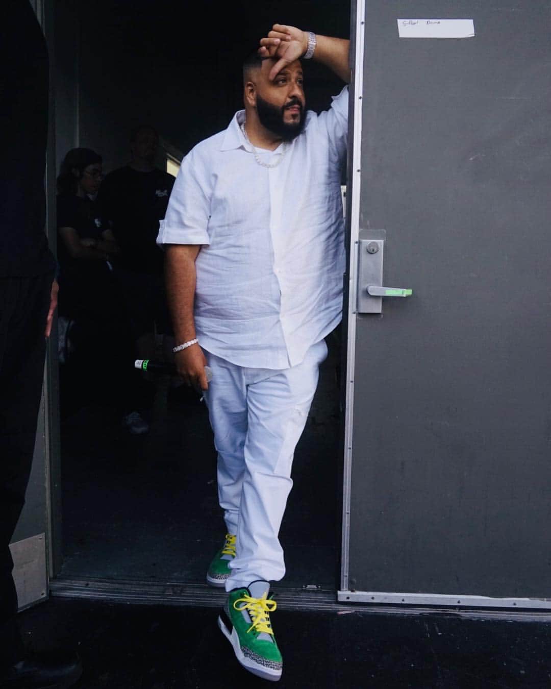 DJキャレドさんのインスタグラム写真 - (DJキャレドInstagram)「FATHER OF ASAHD ABOUT TO HIT THE STAGE @thekayafest ! Feeling good!  The new weight watchers ! @ww #wwambassador @jumpman23  FATHER OF ASAHD THE ALBUM MAY 17 #wellnessthatworks *People following the WW plan can expect to lose 1-2 lbs/wk. #wwambassador #ad」4月21日 9時29分 - djkhaled