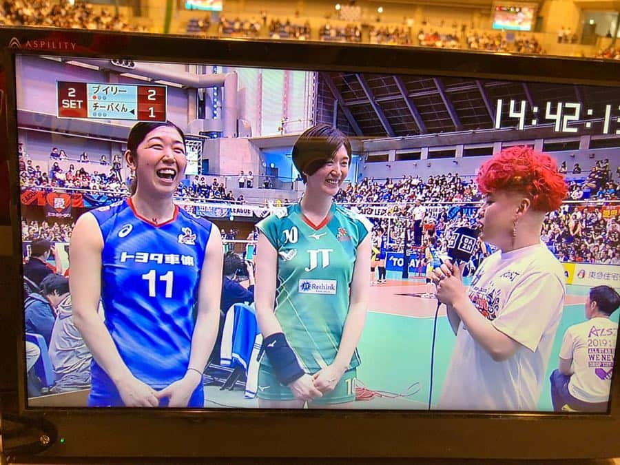 ぺえさんのインスタグラム写真 - (ぺえInstagram)「Vリーグリポーターデビュー🏐🌈 #またひとつ夢が叶いました #Vリーグのリポーター#Vリーグ #オールスターゲーム #最高に楽しくて幸せな夢のような時間でした #そして栗原恵選手にもインタビューができました #加奈さんメグさんにも会えましたよ @kanaoyama0619  #栗原選手の顔の小ささは改めて衝撃でした #荒木選手もいつも必ず話しかけてくださって本当に優しいお母さん #メグさんエリカさんに挟んでもらえる日が来るなんて思ってもいなかった #コートサイドでたくさんの選手へインタビューできました #新鍋選手#岩坂選手#江畑選手 #田原選手#島村選手 #田原選手が私のファンだって言ってくださって信じられないぐらい嬉しかった #私からの無茶振りすぎる質問に答えてくださってありがとうございます #やっぱり私はバレーボールが大好きだと実感しました #どんなことよりもバレーボールすること観戦することが一番の生きがいです #実際に私がバレーをしている動画は次の投稿にします #お楽しみに #今日は男子のオールスターゲーム #男子バレーは色々な意味で緊張します #運命のパートナー探しも含めて頑張ります#冗談です」4月21日 9時30分 - peey