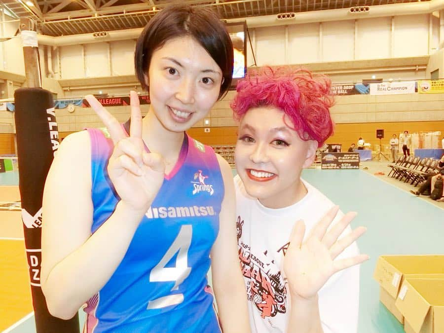 ぺえさんのインスタグラム写真 - (ぺえInstagram)「Vリーグリポーターデビュー🏐🌈 #またひとつ夢が叶いました #Vリーグのリポーター#Vリーグ #オールスターゲーム #最高に楽しくて幸せな夢のような時間でした #そして栗原恵選手にもインタビューができました #加奈さんメグさんにも会えましたよ @kanaoyama0619  #栗原選手の顔の小ささは改めて衝撃でした #荒木選手もいつも必ず話しかけてくださって本当に優しいお母さん #メグさんエリカさんに挟んでもらえる日が来るなんて思ってもいなかった #コートサイドでたくさんの選手へインタビューできました #新鍋選手#岩坂選手#江畑選手 #田原選手#島村選手 #田原選手が私のファンだって言ってくださって信じられないぐらい嬉しかった #私からの無茶振りすぎる質問に答えてくださってありがとうございます #やっぱり私はバレーボールが大好きだと実感しました #どんなことよりもバレーボールすること観戦することが一番の生きがいです #実際に私がバレーをしている動画は次の投稿にします #お楽しみに #今日は男子のオールスターゲーム #男子バレーは色々な意味で緊張します #運命のパートナー探しも含めて頑張ります#冗談です」4月21日 9時30分 - peey