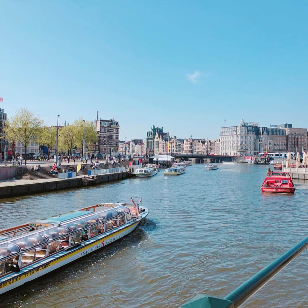 宇佐美佑果さんのインスタグラム写真 - (宇佐美佑果Instagram)「オランダ・アムステルダムに魅せられました🚤 絵に描いたような街は本当に美しく、ヨーロッパの歴史を感じる街並み。とってもロマンチック💓 運河の近くに住みたいなぁ笑。 これは昼バージョンです☀️ 夜バージョンもお楽しみに🌠」4月21日 9時27分 - yuka0usami