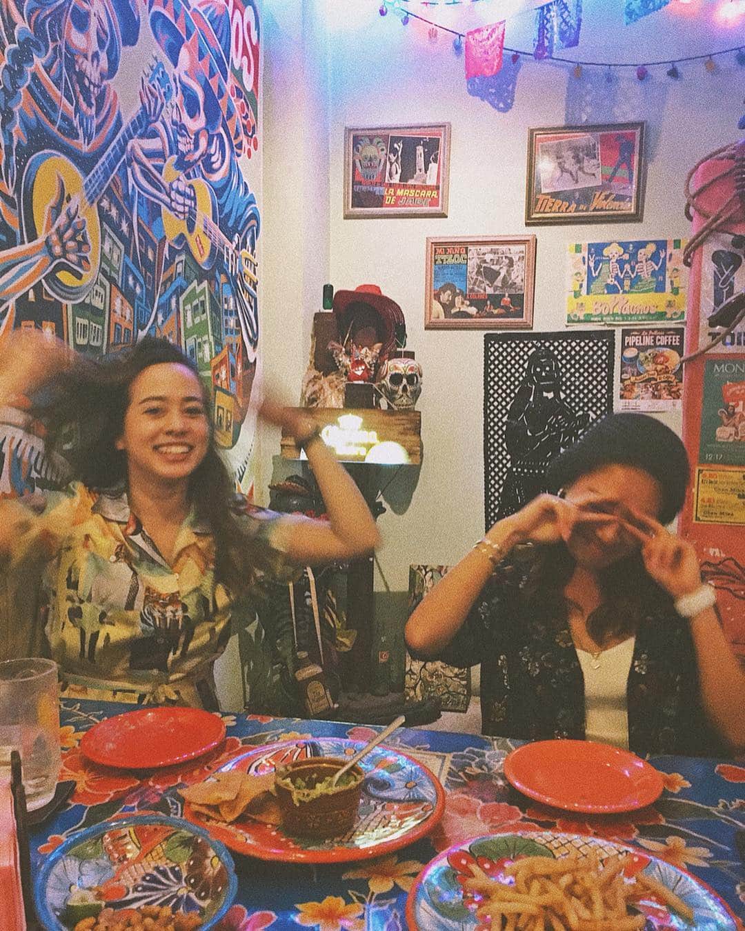 Tattyさんのインスタグラム写真 - (TattyInstagram)「色んな"いろ"が好きだ〜🧚‍♀️ こないだは沖縄、那覇でひさびさに萌子と田場氏に会えて嬉しかった！🤣🙏田場氏は相変わらずでした(笑) いつも美味しいテキーラと美味しい料理がある @borrachos.okinawa にて💁‍♀️🇲🇽 #okinawa #borrachosokinawa #ボラーチョス #メキシコ料理 #mexicanfood #沖縄」4月21日 9時40分 - tatty511