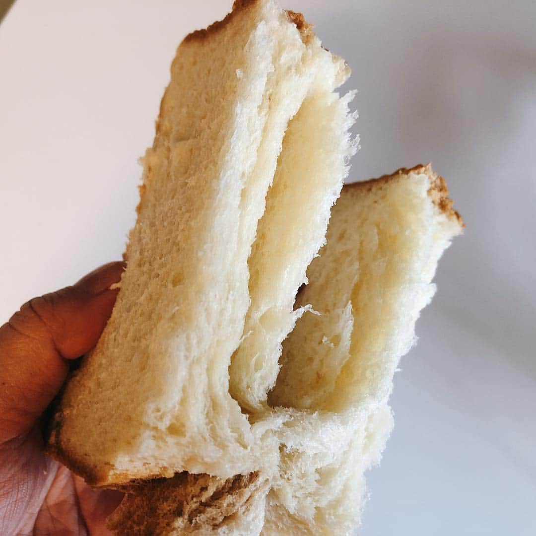 里井真由美さんのインスタグラム写真 - (里井真由美Instagram)「銀座の食パン「香」頂きました🍞生食が1番おいしいと聞いてまずは生で。 ふかふかで甘い♪ ・ ・ 個人的には焼いてバターたっぷりでも食べたいー♪ ・ ・ パンが好きというか、バターが好きなんだな。笑 ・ ・  #銀座の食パン#食パン#パン#パン好き#ありが糖運動 #1級フードアナリスト里井真由美 #さといいね#栗スイーツ#デパ地下#ホテルスイーツ#デパ地下スイーツ#ホテル#さといいね#バタートースト」4月21日 9時41分 - mayumi.satoi