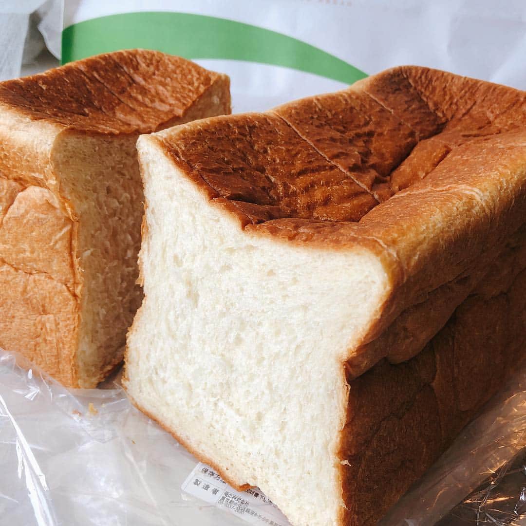 里井真由美さんのインスタグラム写真 - (里井真由美Instagram)「銀座の食パン「香」頂きました🍞生食が1番おいしいと聞いてまずは生で。 ふかふかで甘い♪ ・ ・ 個人的には焼いてバターたっぷりでも食べたいー♪ ・ ・ パンが好きというか、バターが好きなんだな。笑 ・ ・  #銀座の食パン#食パン#パン#パン好き#ありが糖運動 #1級フードアナリスト里井真由美 #さといいね#栗スイーツ#デパ地下#ホテルスイーツ#デパ地下スイーツ#ホテル#さといいね#バタートースト」4月21日 9時41分 - mayumi.satoi