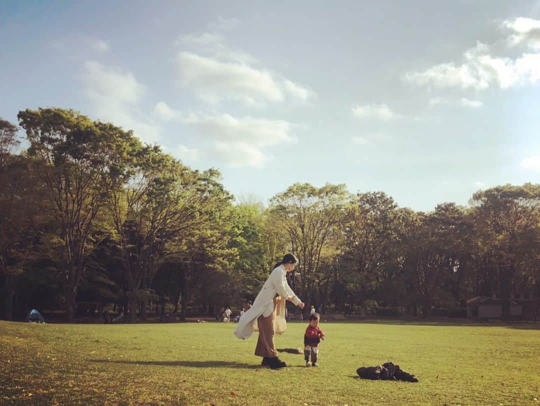 まりゑさんのインスタグラム写真 - (まりゑInstagram)「子は宝。 大学のお友達のお子ちゃん・至くんと遊び呆け放題。 永遠遊んでいられるし、永遠眺めていたい可愛さ。あー愛おしいね。ね。  #子は宝 #ピクニック #公園 #至さん #いい表情する #まりゑ #母性よりも友性勝る #遊び呆け #吉日」4月21日 9時55分 - manmarumarie