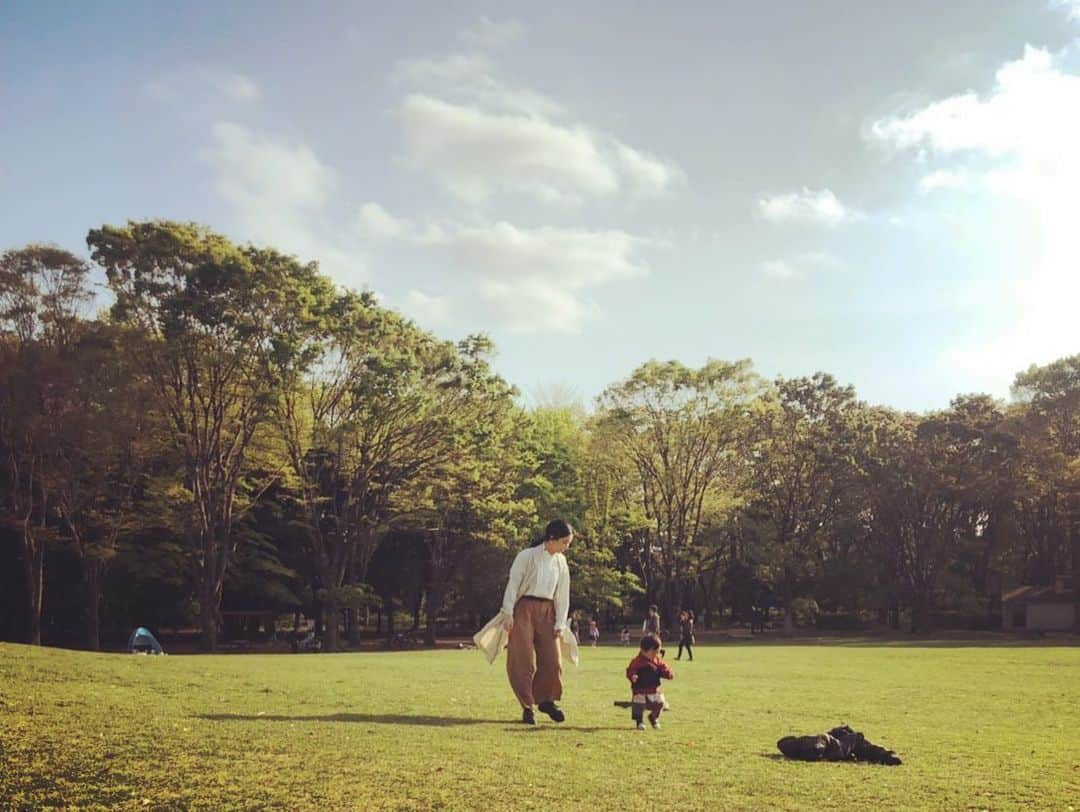 まりゑさんのインスタグラム写真 - (まりゑInstagram)「子は宝。 大学のお友達のお子ちゃん・至くんと遊び呆け放題。 永遠遊んでいられるし、永遠眺めていたい可愛さ。あー愛おしいね。ね。  #子は宝 #ピクニック #公園 #至さん #いい表情する #まりゑ #母性よりも友性勝る #遊び呆け #吉日」4月21日 9時55分 - manmarumarie