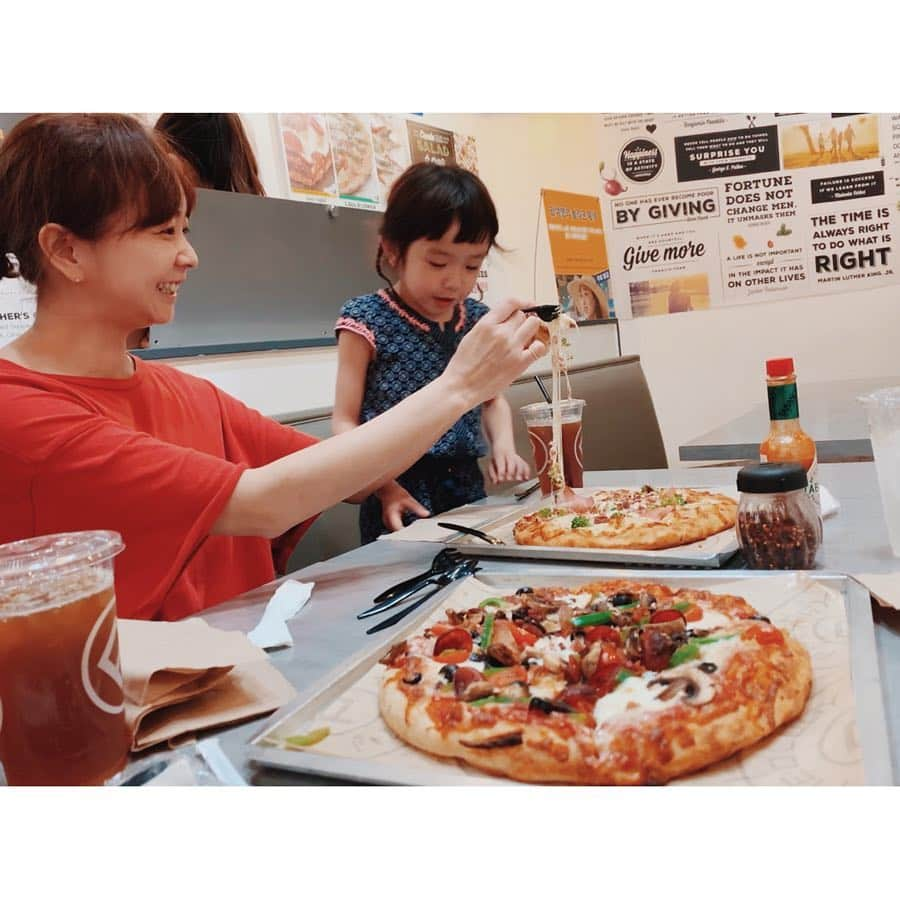 EMIさんのインスタグラム写真 - (EMIInstagram)「☆ GUAMの食 チャモロ料理が食べたくて、サヨさんがオススメしてくれたお初の『TERRYS』 2〜4枚目は2回目の『PIEOLOGY』 自分で好きに作れるピザ🍕 3枚目は3回目、絶対行きたいポキ丼の『POKI FRY』 4.5枚目はこちらもサヨさんオススメ お初の『mosa's』 今回はレンタカー借りたので 行動範囲が広がって色々行けた〜☺︎ グアムは食も最高❤️ #GUAM」4月21日 9時58分 - emi_idea