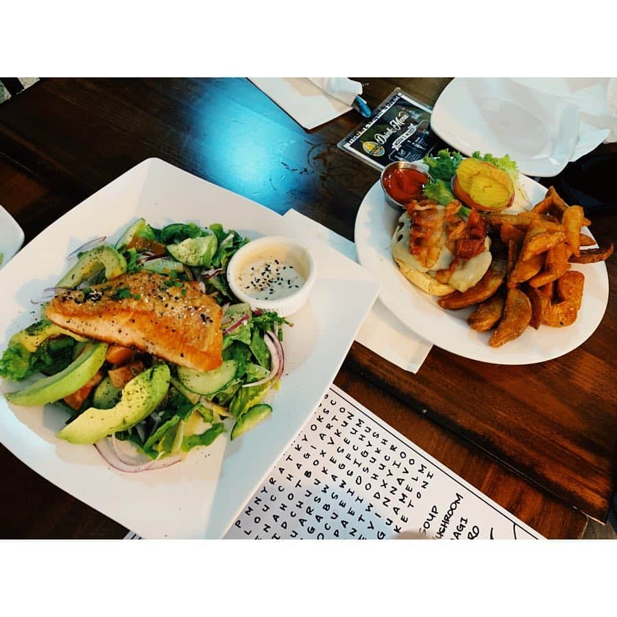 EMIさんのインスタグラム写真 - (EMIInstagram)「☆ GUAMの食 チャモロ料理が食べたくて、サヨさんがオススメしてくれたお初の『TERRYS』 2〜4枚目は2回目の『PIEOLOGY』 自分で好きに作れるピザ🍕 3枚目は3回目、絶対行きたいポキ丼の『POKI FRY』 4.5枚目はこちらもサヨさんオススメ お初の『mosa's』 今回はレンタカー借りたので 行動範囲が広がって色々行けた〜☺︎ グアムは食も最高❤️ #GUAM」4月21日 9時58分 - emi_idea