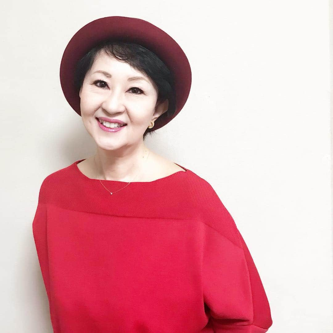 畑中葉子さんのインスタグラム写真 - (畑中葉子Instagram)「本日4/21に60歳になり還暦を迎えました。 これまで応援いただき有難うございました。 今後ともよろしくお願いいたします🥰  還暦の記念として何十年ぶりのベリーショートヘアにいたしました😄  還暦を迎えての気持ちをブログに書きましたので、是非、ご覧ください💕  https://yaplog.jp/yoko-hatanaka/archive/4385  追記 言い忘れましたが、今年の畑中葉子ソロデビュー40周年記念&還暦記念CDを作ろうと一昨年から準備を始め、ブックレット用に還暦ヌードを撮りました。が、残念ながらCD自体の制作が無くなり還暦ヌード写真もお蔵入りとなりました。  私があの世に行ってから世に出してもらえば良いかな、需要があればね。  #畑中葉子 #還暦 #60歳」4月21日 10時14分 - hatanaka_yoko