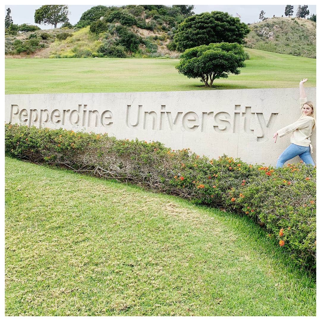 クリスティ・ルーカジアックさんのインスタグラム写真 - (クリスティ・ルーカジアックInstagram)「Who knew one photo could make me simultaneously so proud and incredibly sad. 🌊💙🧡⠀ #pepperdineuniversity #classof2023 #pepperdinewaves (Chloe 101. Had to. Sorry.)」4月21日 10時09分 - christilukasiak