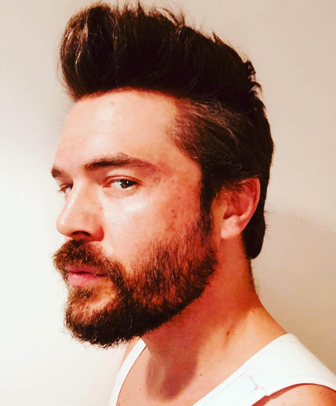 のインスタグラム：「Selfie or Self-Portrait? #HiatusHair #NoProduct」