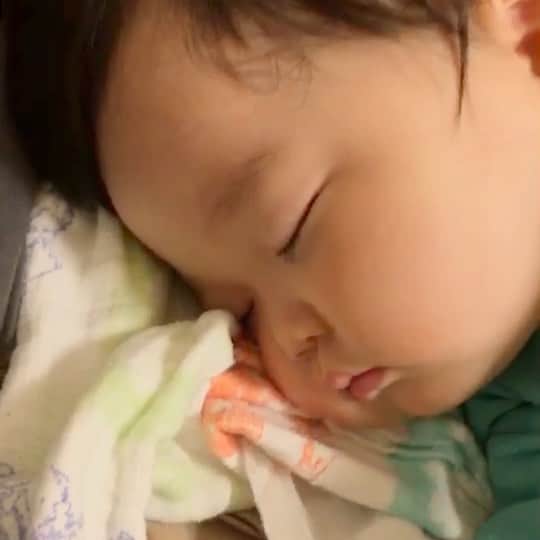 山西章博のインスタグラム：「寝起きでテンションMAX。 #赤ちゃん #嫡男 #せがれ #寝起き #テンション #いきなりmax  #保育園遅れるよ  #耳だけ似てる #耳以外も似て来た #これ以上似るな #ママリ#パパリ#ベビフル#ベビリトル#コドモノ#mamanoko#コノビー#mamanokoカメラ部#mamanokoギフトキャンペーン#コドモダカラ」