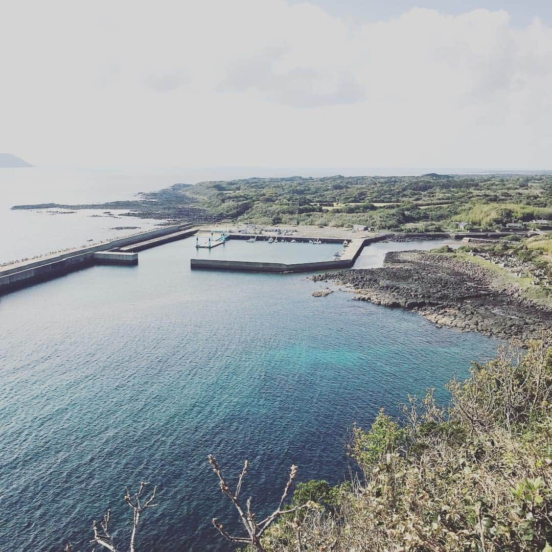 安藤成子さんのインスタグラム写真 - (安藤成子Instagram)「五島の魅力✨ ・ なによりもこの綺麗な海😍 ・ 高浜海岸は日本一綺麗なビーチと言われてるみたいで ・ 周りにホテルや家などが無くて生活排水などがないのでとにかく綺麗 ・ そしてとにかく静かで潮彩の音と自分って感じ！ ・ 無になれますw ・ 遠浅のビーチなので潮が引くと砂に綺麗な波模様が出来てます！ その光景はまるで砂漠のよう✨w ・ 山の上に観音様がいてそこからの景色が最高です！ ・ #五島列島福江島  #五島市  #五島列島  #長崎県 #goto #gotogoto #高浜海水浴場  #高浜ビーチ #魚藍観音 #五島ブルー #沖縄に負けてないぞ #国境離島」4月21日 10時24分 - seikoando