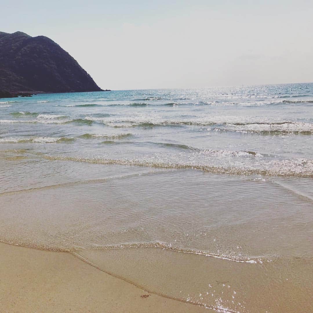 安藤成子さんのインスタグラム写真 - (安藤成子Instagram)「五島の魅力✨ ・ なによりもこの綺麗な海😍 ・ 高浜海岸は日本一綺麗なビーチと言われてるみたいで ・ 周りにホテルや家などが無くて生活排水などがないのでとにかく綺麗 ・ そしてとにかく静かで潮彩の音と自分って感じ！ ・ 無になれますw ・ 遠浅のビーチなので潮が引くと砂に綺麗な波模様が出来てます！ その光景はまるで砂漠のよう✨w ・ 山の上に観音様がいてそこからの景色が最高です！ ・ #五島列島福江島  #五島市  #五島列島  #長崎県 #goto #gotogoto #高浜海水浴場  #高浜ビーチ #魚藍観音 #五島ブルー #沖縄に負けてないぞ #国境離島」4月21日 10時24分 - seikoando