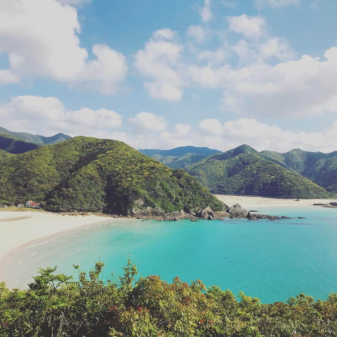 安藤成子さんのインスタグラム写真 - (安藤成子Instagram)「五島の魅力✨ ・ なによりもこの綺麗な海😍 ・ 高浜海岸は日本一綺麗なビーチと言われてるみたいで ・ 周りにホテルや家などが無くて生活排水などがないのでとにかく綺麗 ・ そしてとにかく静かで潮彩の音と自分って感じ！ ・ 無になれますw ・ 遠浅のビーチなので潮が引くと砂に綺麗な波模様が出来てます！ その光景はまるで砂漠のよう✨w ・ 山の上に観音様がいてそこからの景色が最高です！ ・ #五島列島福江島  #五島市  #五島列島  #長崎県 #goto #gotogoto #高浜海水浴場  #高浜ビーチ #魚藍観音 #五島ブルー #沖縄に負けてないぞ #国境離島」4月21日 10時24分 - seikoando