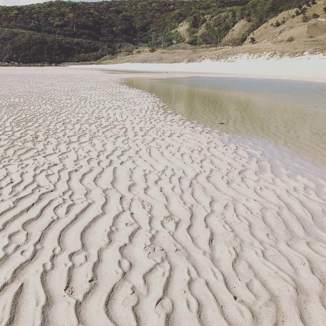 安藤成子さんのインスタグラム写真 - (安藤成子Instagram)「五島の魅力✨ ・ なによりもこの綺麗な海😍 ・ 高浜海岸は日本一綺麗なビーチと言われてるみたいで ・ 周りにホテルや家などが無くて生活排水などがないのでとにかく綺麗 ・ そしてとにかく静かで潮彩の音と自分って感じ！ ・ 無になれますw ・ 遠浅のビーチなので潮が引くと砂に綺麗な波模様が出来てます！ その光景はまるで砂漠のよう✨w ・ 山の上に観音様がいてそこからの景色が最高です！ ・ #五島列島福江島  #五島市  #五島列島  #長崎県 #goto #gotogoto #高浜海水浴場  #高浜ビーチ #魚藍観音 #五島ブルー #沖縄に負けてないぞ #国境離島」4月21日 10時24分 - seikoando