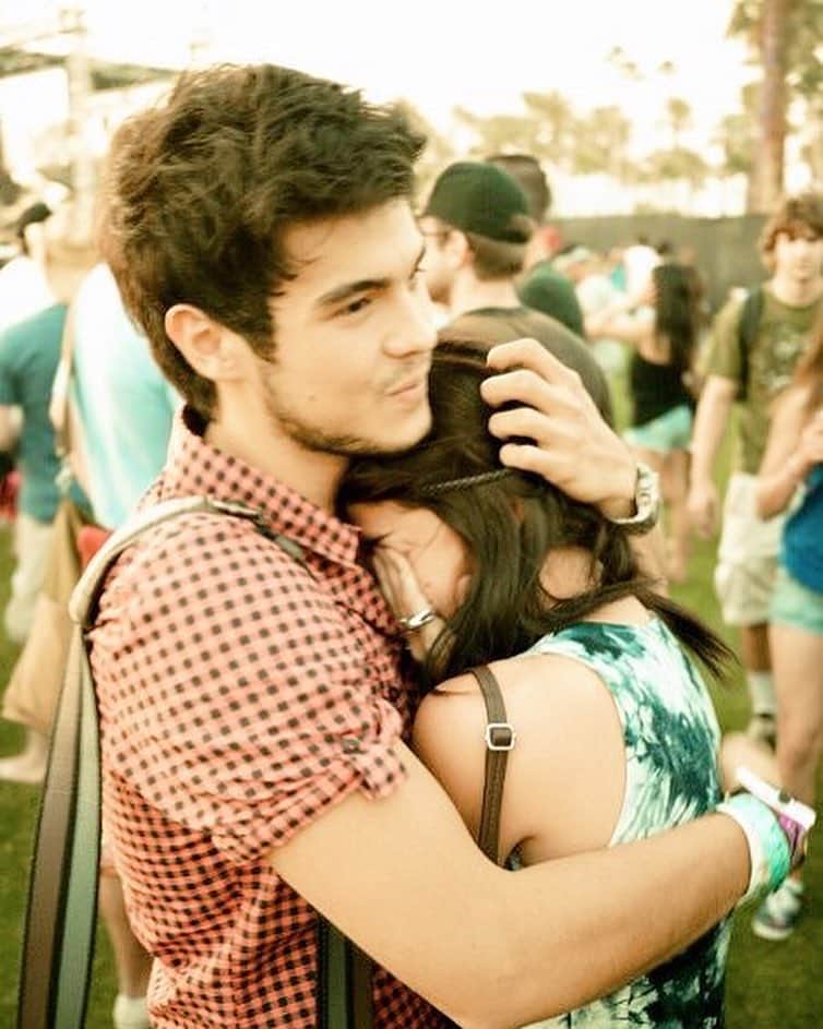 アン・カーティスのインスタグラム：「Since it’s Coachella weekend, I’m throwing it back to this time 9 years ago - back when we were just dating and before we could even think of getting married.  Story behind this photo - Coachella. 2010. I was so excited to watch @sheandhim live for the first time. I am a huge fan. Traffic was horrendous and I decided to get out of the car and sprint my way across the grounds to the outdoor theatre just to make it. When I got there, they had JUST finished their performance. I was devasted and this is how he found me - in tears. He gave me a hug, comforted me and it helped and I felt so loved (even without him telling me he loved me yet 😋)... And now, after 9 years and now as my husband, I still get those kind of hugs... and IT IS ENOUGH to make all well. No matter what I’m dealing with in life. I guess I’m getting all mushy and wanted to make an appreciation post for my husband who put up with my whiney baby-ness this whole trip. Je t’aime mon amour. As you told me this morning, as you hugged me again, I’ve never been loved this much before and it’s true and I will eternally be grateful to the Lord for sending you to me. Here’s to more of those kind of hugs and adventures together... we may have missed out on coachella but Yosemite and having the best wine in Napa was worth it and I wouldn’t have wanted it any other way. Here’s to celebrating love and I hope you, who took the time to read this, find that one person (if you haven’t yet) who can give you “those” kind of hugs! Happy Easter everybody!  #OLDchella #WineChella」