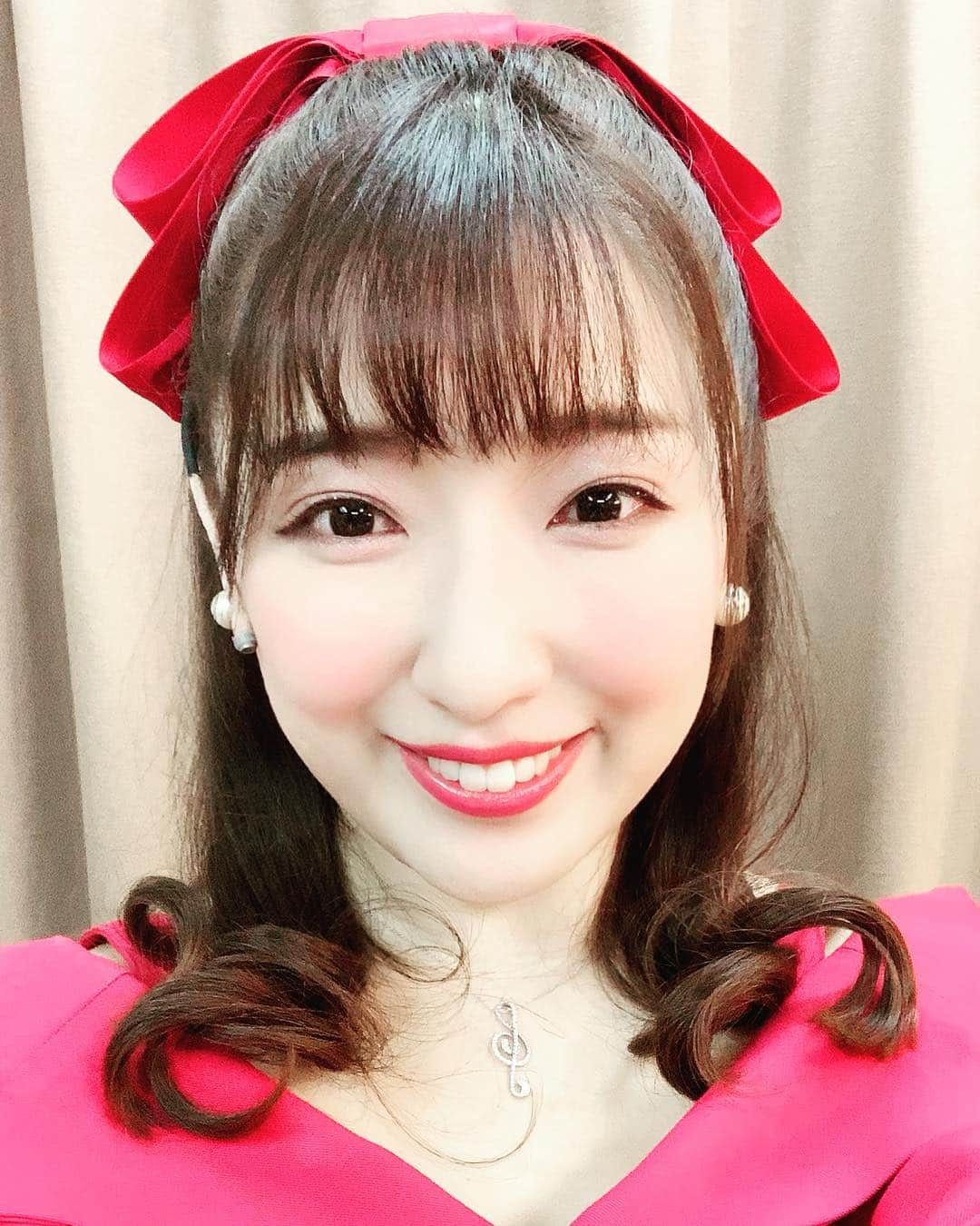 七瀬りりこさんのインスタグラム写真 - (七瀬りりこInstagram)「舞台に立ちたい  いづみは１０年の間に女優になるので、前半と後半で、ヘアスタイル・口紅の色・アクセサリーを変えました💄  ２枚目は、終演後で、汗と涙でお化粧ほぼ取れてボロボロですが、、笑笑  赤いビッグリボンは手作りしました🎀 #舞台に立ちたい #ミュージカル #シアター風姿花伝 #いづみ #早替わり #ヘアスタイル #巻き髪 #ハーフアップ #ビッグリボン #赤いワンピース #赤リボン」4月21日 10時25分 - ririkonanase