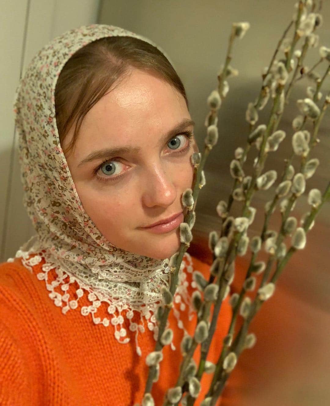 ヴラダ・ロスリャコヴァのインスタグラム：「Вербы освятили, маслом помазали... 🙏С праздником! 🌿 #PalmSunday #ВербноеВоскресенье #аленушка」