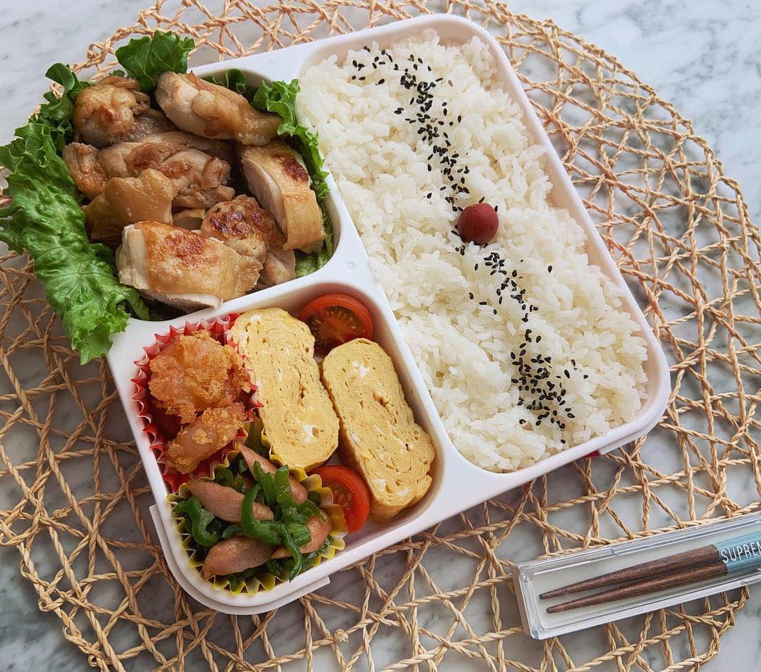 本田しおりのインスタグラム：「#今日のお弁当  #鶏もも肉のポン酢漬け焼き#海老の唐揚げ#ピーマンとポークピッツ炒め#だし巻き卵  #お弁当 #本田弁当 #旦那さん弁当」
