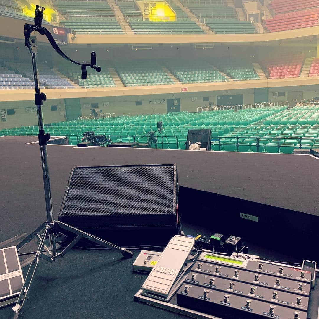 増崎孝司さんのインスタグラム写真 - (増崎孝司Instagram)「浜田麻里Gracia tour final @Nipponbudokan special guest Billy Sheehan.  昨年10月から始まったツアーが昨日無事終了しました。演奏者、スタッフ関係者の方々、そして参加して頂いたオーディエンスの皆さん全てのチカラが合わさって今回のツアー…そして35周年公演である武道館公演が成功したと思います。全ての方々に感謝です。ありがとう！そして今回の武道館の為に駆け付けてくれたBilly Sheehan！そのあたたかい人柄と対応にただただ感謝します。 24/19」4月21日 1時48分 - takashimasuzaki