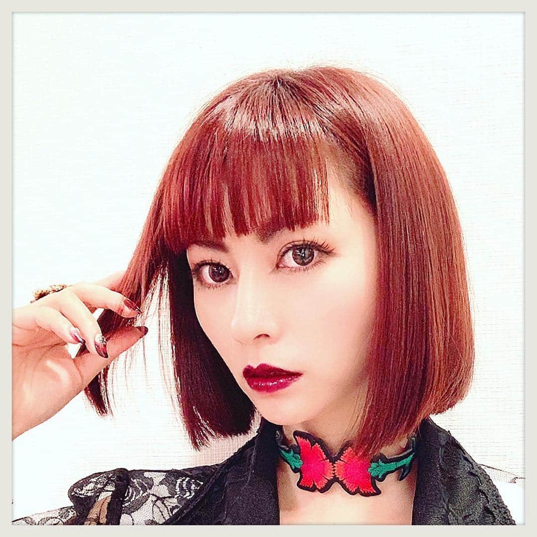 のインスタグラム：「2019.04.20 で、髪も赤くしたけど NOブリーチでは チェリーブラウンが限界🍒  #hair  #redhair  #ボブ #パッツンボブ #チェリーブラウン  #Cherrybrown」