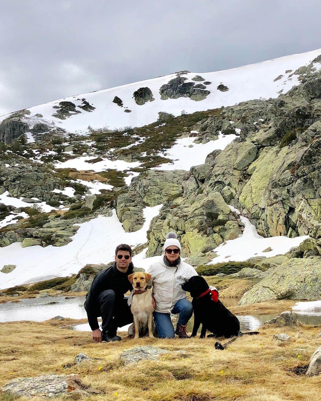 ハビエル・ラジャのインスタグラム：「It took us a few shoots but treats never lie 🍬🐶 . Also I needed a bday pic with my loved ones 🤗❤️」