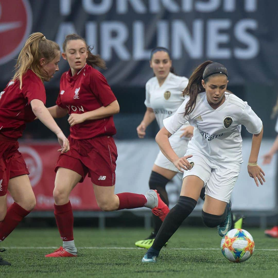 バレンシアCFさんのインスタグラム写真 - (バレンシアCFInstagram)「🔛 Qualified for quarter-finals @jsslsingapore 👏🏼#vcfacademia . 🔝¡VAMOOOOSS! 📸 Nuestr@s representantes🦇, estarán mañana en los partidos de cuartos de final del prestigioso #jssl ⚽️ . Resultados de la jornada 🤗 . ✔️ Academia VCF 🆚 @persib_official (3-0) ➖ @vcf_femenino 🆚 @liverpoolfcw (2-2) ➖Academia VCF 🆚 @fulhamfc (0-0) 🔴 @vcf_femenino 🆚 @atletifemenino (0-1) . Mañana seguimos nuestro camino hacia la victoria a partir de las 9:00 AM en 🇪🇸 y 3pm (horario singapurense? ⤵️⤵️⤵️ . #amuntvalencia #valenciacf」4月21日 1時49分 - valenciacf