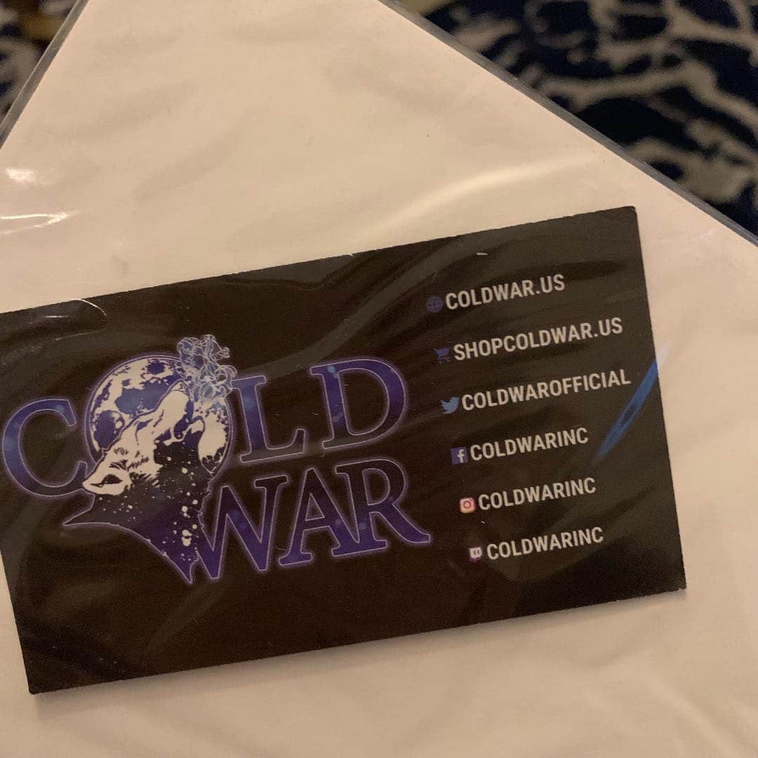イリザ・シュレシンガーさんのインスタグラム写真 - (イリザ・シュレシンガーInstagram)「Oh wow. Blanche and I have never looked so good! @coldwarinc drew this beautiful comic book cover and they have a comic book about (Chandu!) warrior squirrels called @squarriors and if you scroll through you can read some! 🐿 🤘🐿」4月21日 1時52分 - ilizas