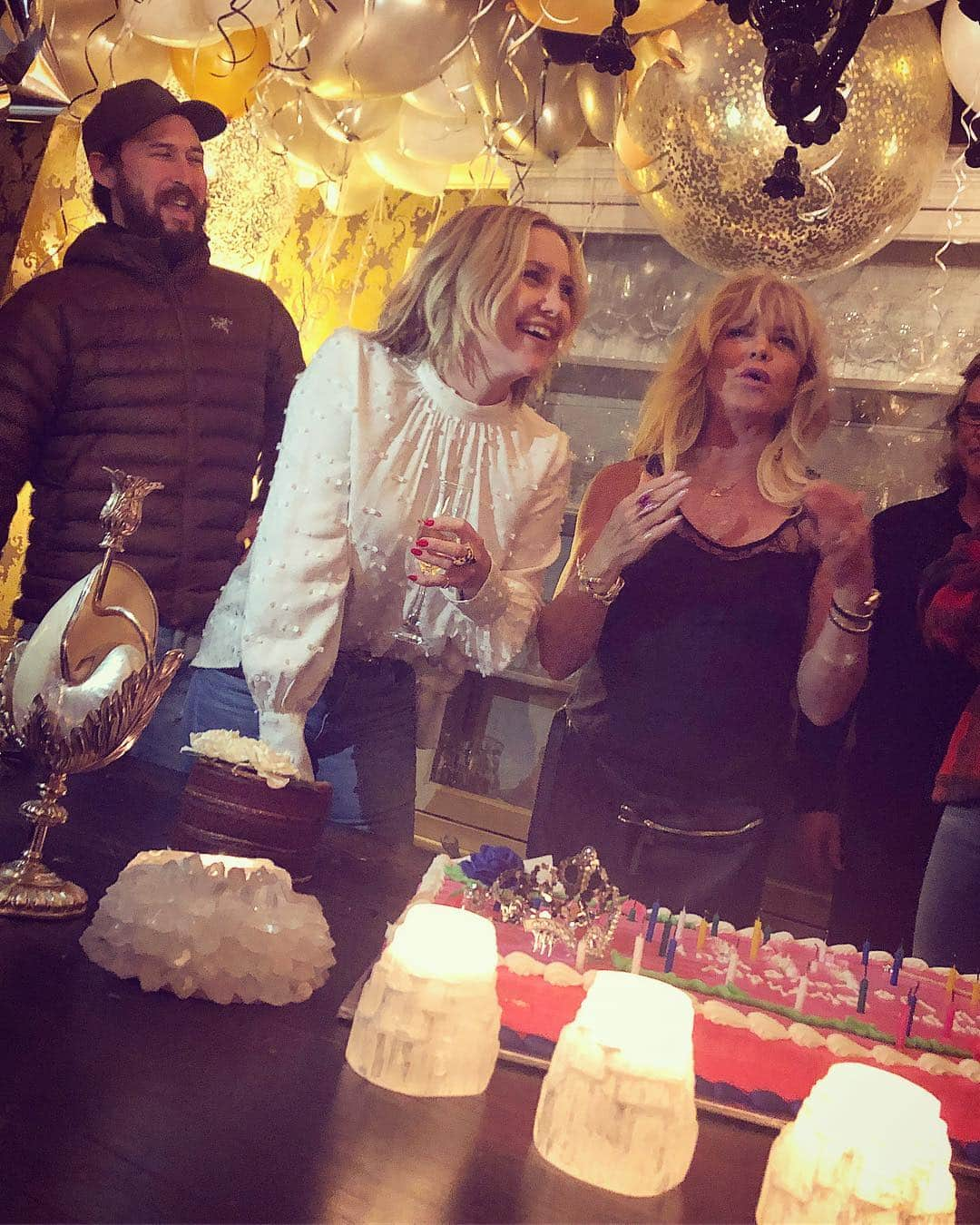 デレク・ブラスバーグさんのインスタグラム写真 - (デレク・ブラスバーグInstagram)「After vacillating whether or not to do a birthday party for—hmm—about six months, yesterday morning @katehudson finally relented and let her friends take over her house, install a pizza oven and tequila bar, and celebrate her big 4-0. It was spontaneous and bohemian and fun and fabulous, just like the birthday girl. And everyone had a finger-licking good time, just like her mom. 🎂💘🤷🏼‍♀️」4月21日 1時53分 - derekblasberg