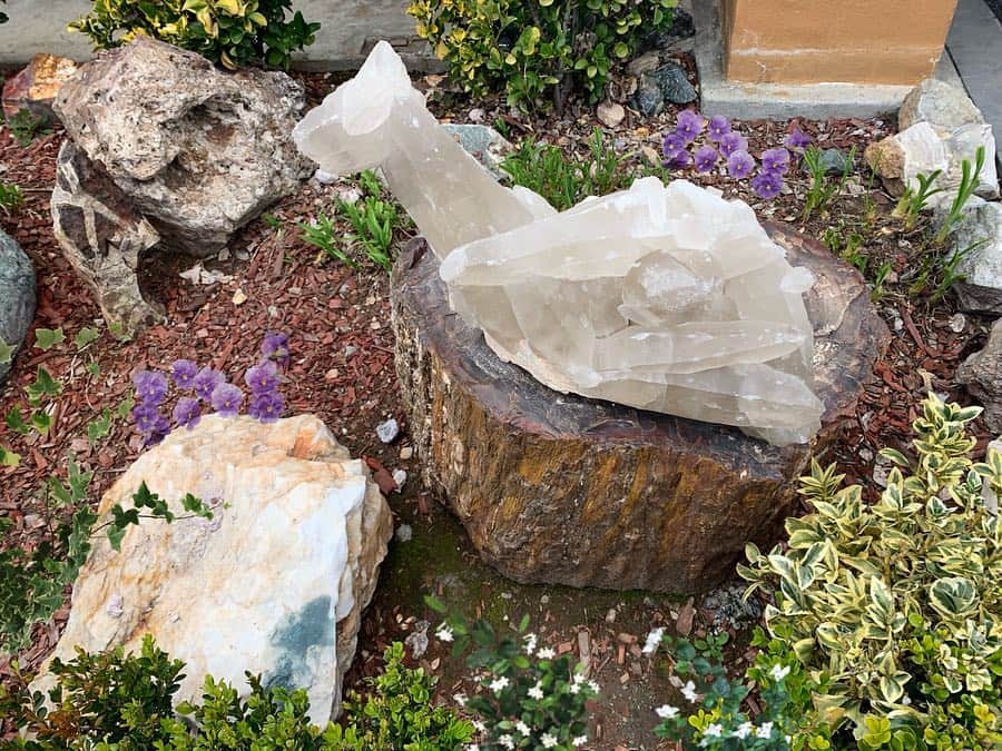 Nicole Eevee Davisさんのインスタグラム写真 - (Nicole Eevee DavisInstagram)「How do you view the world around you? 🐉🌿✨ I took a trip to a gem show for my birthday and came across this huge piece of quartz in the side yard of the building. This piece wasn’t even part of the show or for sale, just sitting alone as decoration but I was instantly drawn to it. When I look at this stone I see a perched dragon roosting with his wings tucked in a relaxed stance but somehow looming or even observing his surroundings, he’s aware and also content in his current state. He’s powerful and is confidently in tune with the immense energy he gives off even when in a non threatening position. I know that’s not what it’s intended to be, it’s just a rock that just so happen to break in the shape it is now but I can’t unsee it after painting a mental story for this creature in my mind. After showing my amazingly talented friend, he was generous enough to help recreate my vision of this fantasy into a work of art I can hold onto forever and admire. The last time I had a feeling like this was when we were hit with a desert storm where I live a few years ago and a cloud overhead took the form of a dragon breathing fire (I still have that post on my feed) I edited my vision over it to show what I was seeing when I looked at it. An ordinary sight drawn through my eyes that conveys an entire dreamscape. It’s an incredible feeling ♡」4月21日 1時53分 - eeveedavis