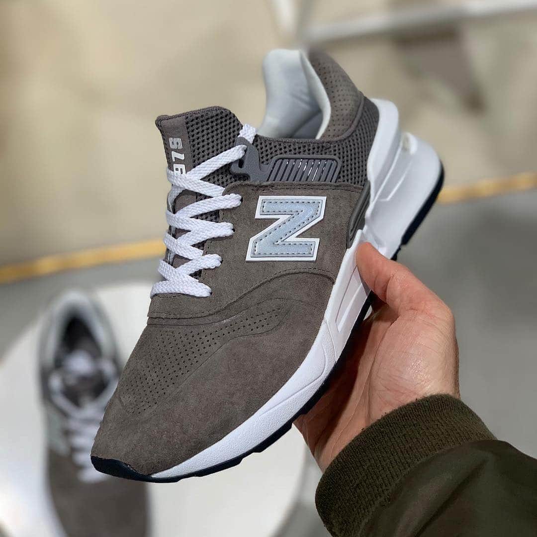 Sneaker Newsさんのインスタグラム写真 - (Sneaker NewsInstagram)「Comme des Garçons and New Balance cooked up two colorways of a 997S collaboration. Clean and understated once again. For a closer look at this upcoming collaboration, tap the link in our bio.」4月21日 1時54分 - sneakernews
