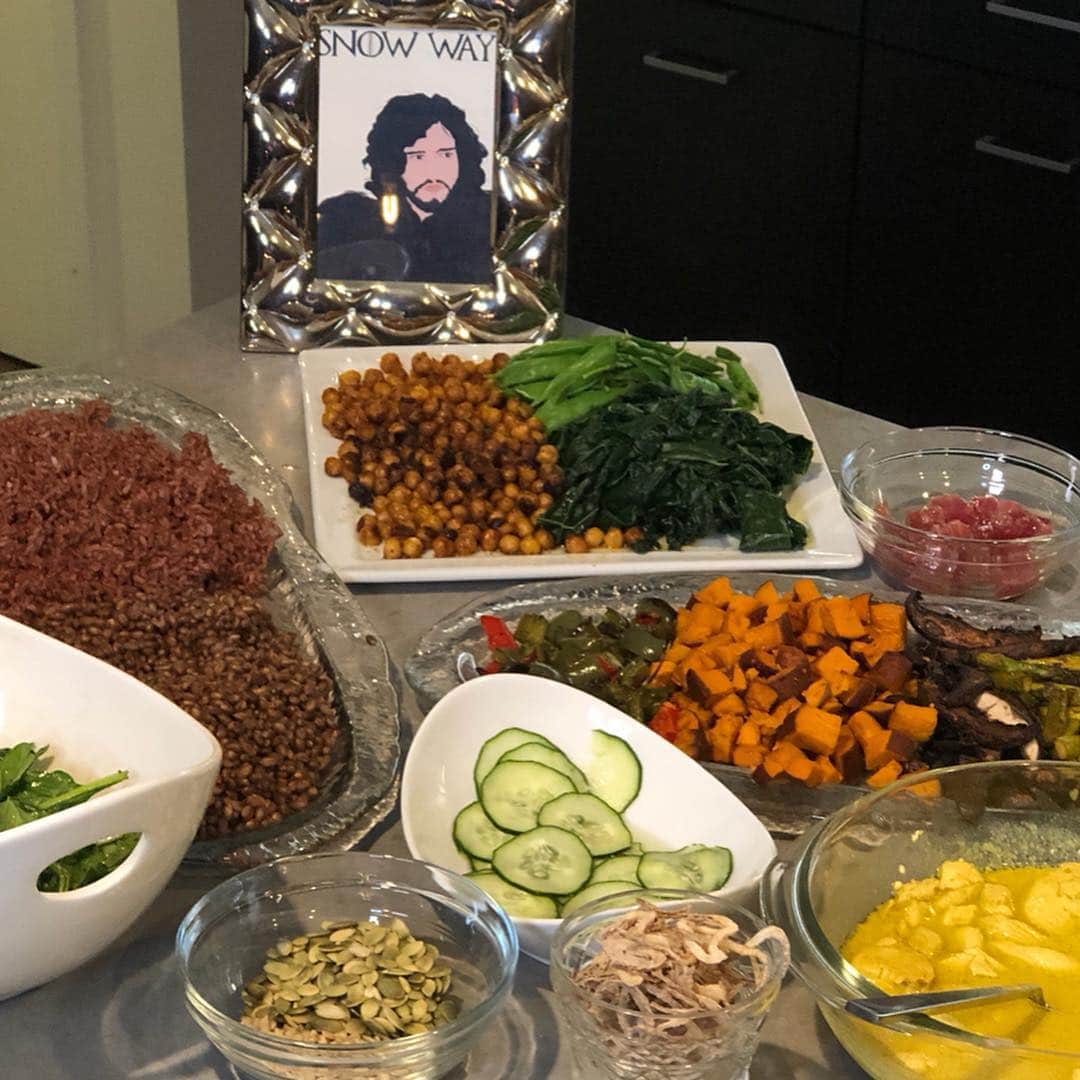 テリー・ハッチャーさんのインスタグラム写真 - (テリー・ハッチャーInstagram)「#GOT Kale Stalk Sword Fight 🐉⚔️ What do you think? Fun...right?! Check out my latest food video on YouTube. It’s a healthy idea idea for a @gameofthrones viewing party. “A meal for a King or Queen” Make your own bowl  #hatchingchange (link in bio) #eatclean #vegetarian #buffet #funwithfood #healthyrecipes #bowlrecipes #kale #tuna #chicken」4月21日 2時04分 - officialterihatcher