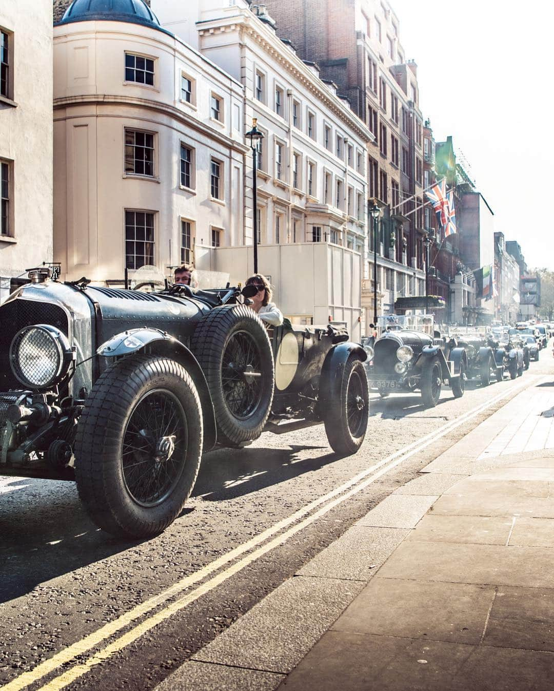 @LONDON | TAG #THISISLONDONさんのインスタグラム写真 - (@LONDON | TAG #THISISLONDONInstagram)「@masterkrishan checking in with this 📸 photo series by @Jayson.fong - It was like stepping into a time machine when the #BenjafieldsRacingClub took over London a few weeks back. Convoying their cars through the streets before racing at the track, there was no better way to celebrate #Bentley100Years than with a Bentley Birthday Bash! 🇬🇧❤️🇬🇧 Hope you like it! Show some love! 👇🏼👇🏼 // #thisislondon #carsoflondon #classiccars #bentley #supercarsoflondon」4月21日 1時58分 - london