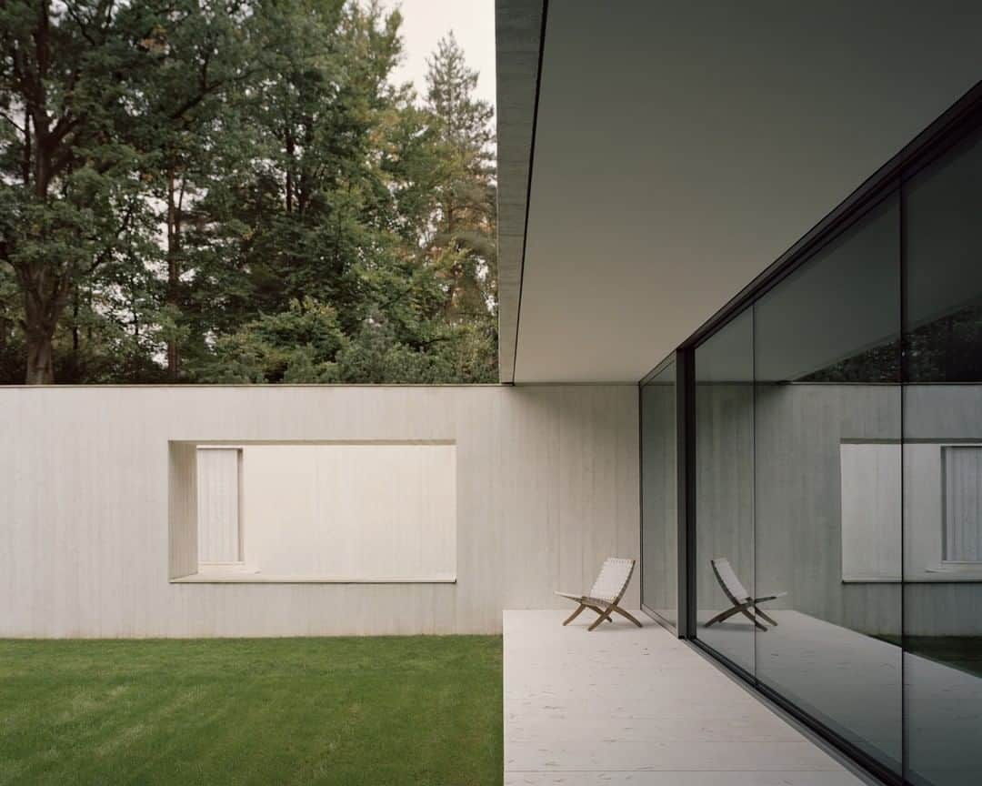 リモワさんのインスタグラム写真 - (リモワInstagram)「Designed by London-based architect Russell Jones, Villa Waalre, in the Southern Netherlands, is characterised by modern living spaces contained in a cluster of white concrete structures, like stacked, interlocking rectangles. Each space incorporates large openings that effortlessly frame views of the surrounding forest, dominated by conifers and sandy terrain. Captured by @arorygardiner.  #rimowa #rimowaplaces」4月21日 2時00分 - rimowa