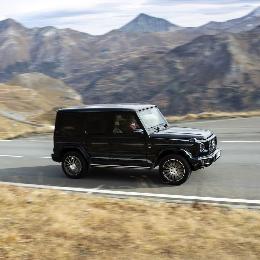 メルセデス・ベンツさんのインスタグラム写真 - (メルセデス・ベンツInstagram)「Taking the G out for a walk in the mountains. 🏔 📸: @petermosoni for #MBsocialcar ______________________________ [Mercedes-Benz G 500 | Kraftstoffverbrauch kombiniert: 12,1–11,5 l/100 km | CO2- Emissionen kombiniert: 276–263 g/km | mb4.me/RechtlicherHinweis] . #GClass #Strongerthantime #GWagon #Mercedes #MercedesBenz #Icon #mountains #Car #Cartastic #InstaCar #Performance」4月21日 2時00分 - mercedesbenz